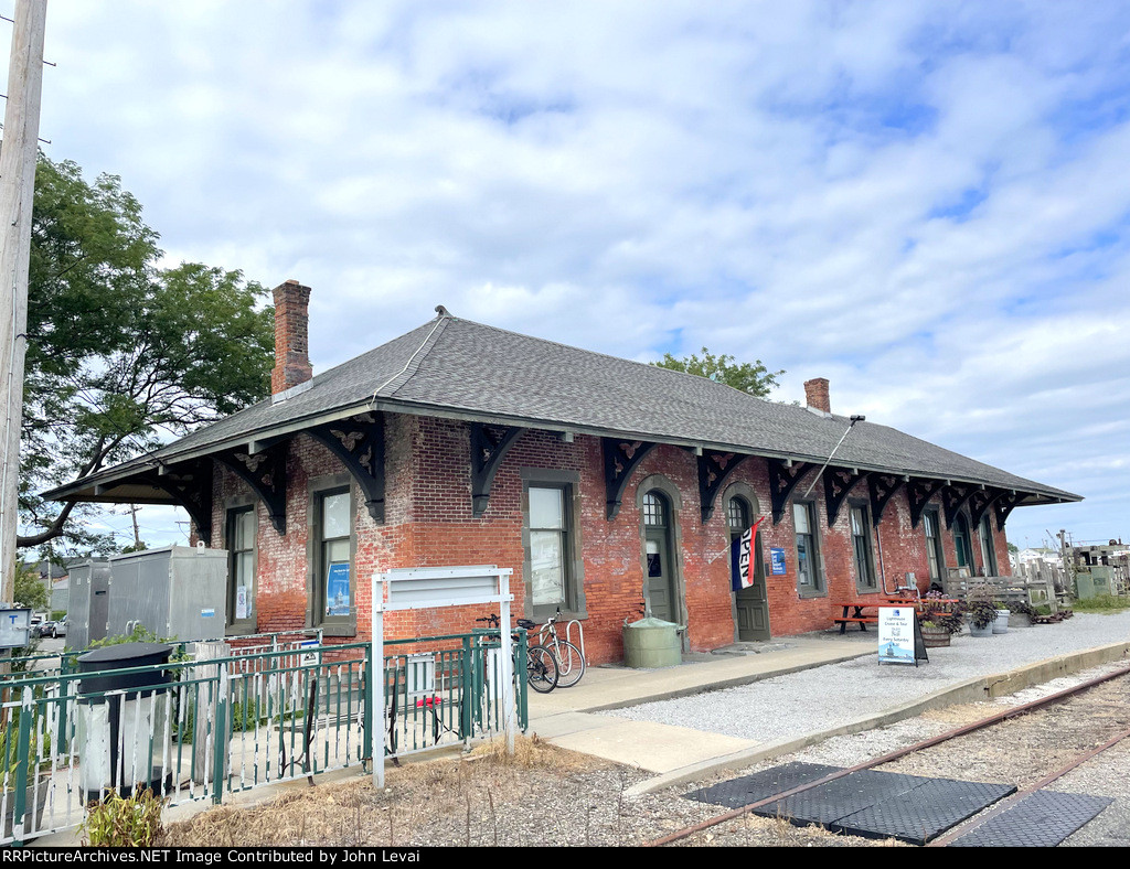 This red building here used to house the LIRR Greenport Station waiting room. It presently has a seaport themed museum for very good reasons. Greenport is a former whaling village. 